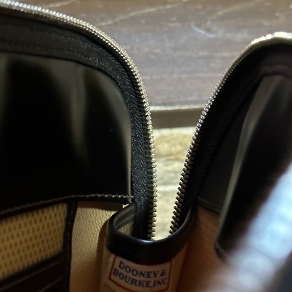 Gently used Dooney & Bourke Panama handbag. - Picture 6 of 9